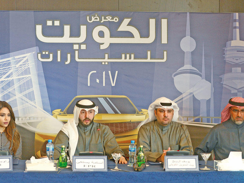 من اليمين: وائل الخراز ويوسف الرويح وأسامة بستكي وراوية العتيقي خلال المؤتمر