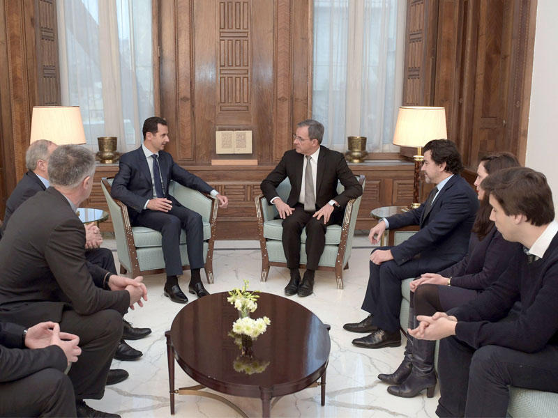 الأسد مستقبلاً نواب اليمين الفرنسي في دمشق أمس (أ ف ب)