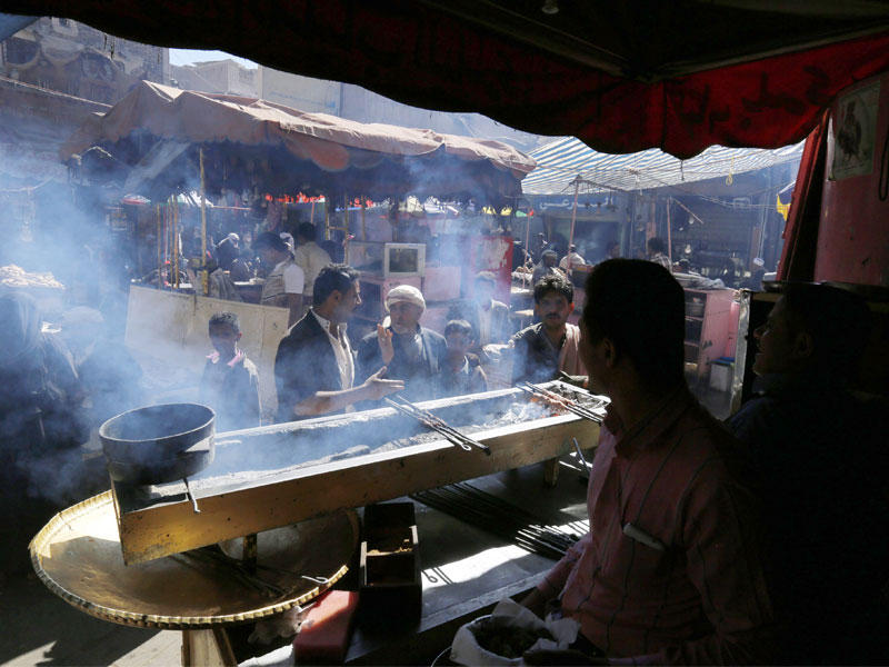 جانب من سوق المدينة القديمة في صنعاء (إي بي أيه)