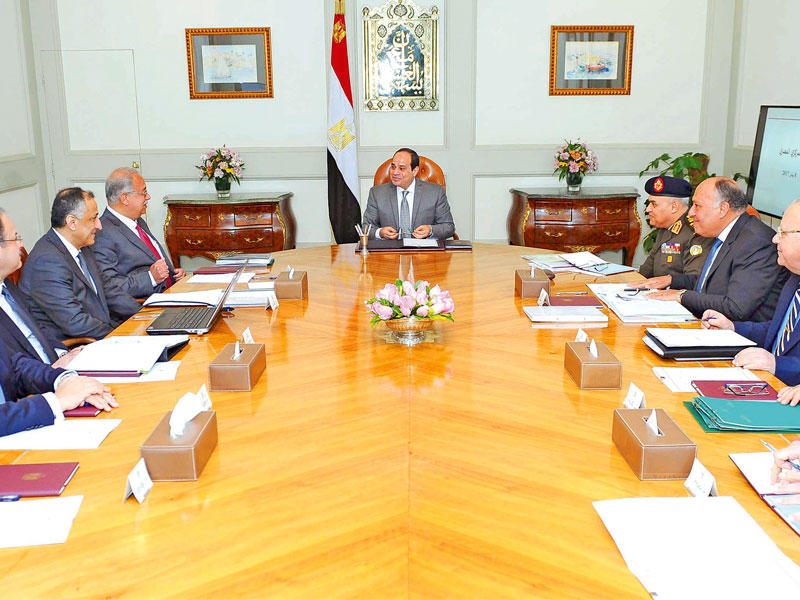 السيسي مجتمعا برئيس مجلس الوزراء ومحافظ البنك المركزي وعدد من الوزراء في القاهرة أمس 