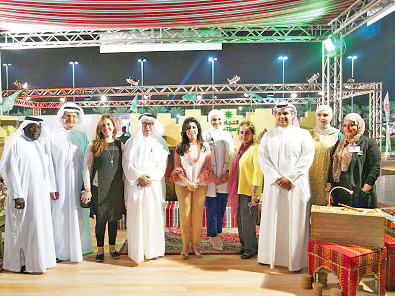 رئيس مجلس الإدارة علي الموسى يتوسط فريق العمل 