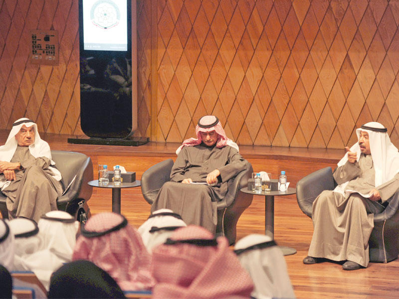 البابطين متحدثاً بحضور الحمد وبشارة