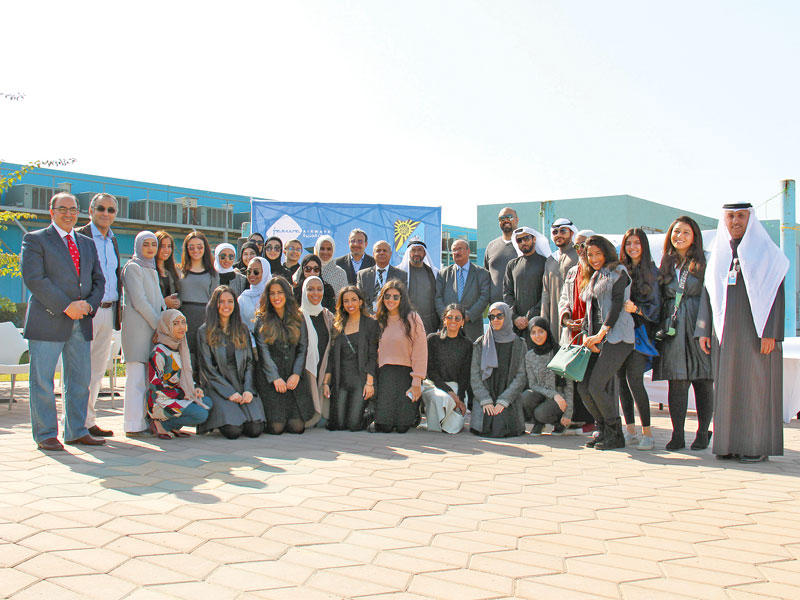 طلبة كلية العمارة مع مسؤولي «الجزيرة»