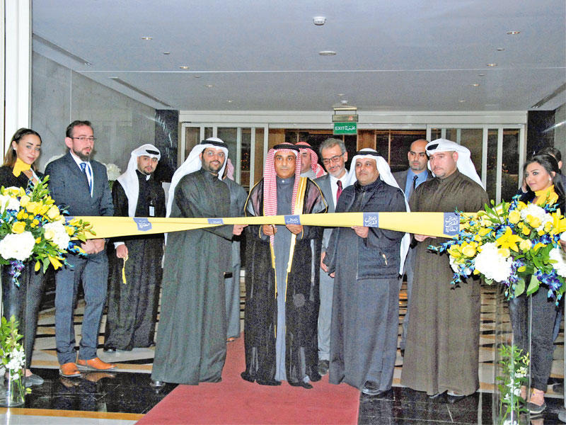 العنزي خلال افتتاحه معرض الفرص العقارية أمس