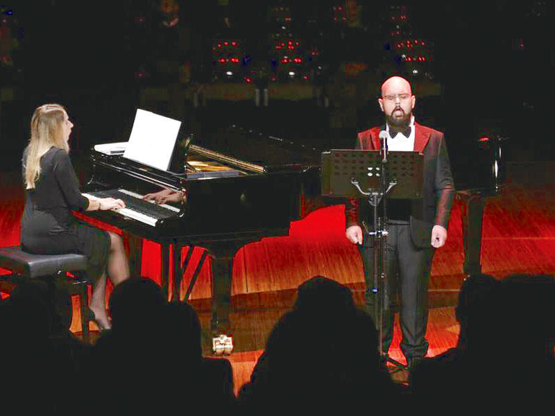 رحماني يغني في مركز اليرموك 