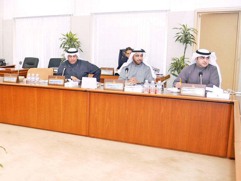 أعضاء اللجنة التشريعية في اجتماع أمس (تصوير عبدالله الخلف)