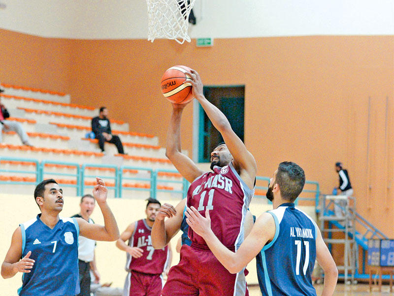 محاولة تسجيل عنابية في سلة اليرموك (تصوير نوفل إبراهيم)