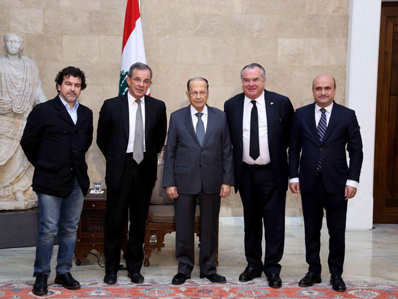 عون يتوسط وفد النواب الفرنسيين والنائب اللبناني سيمون ابي رميا في بعبدا أمس (دالاتي ونهرا)