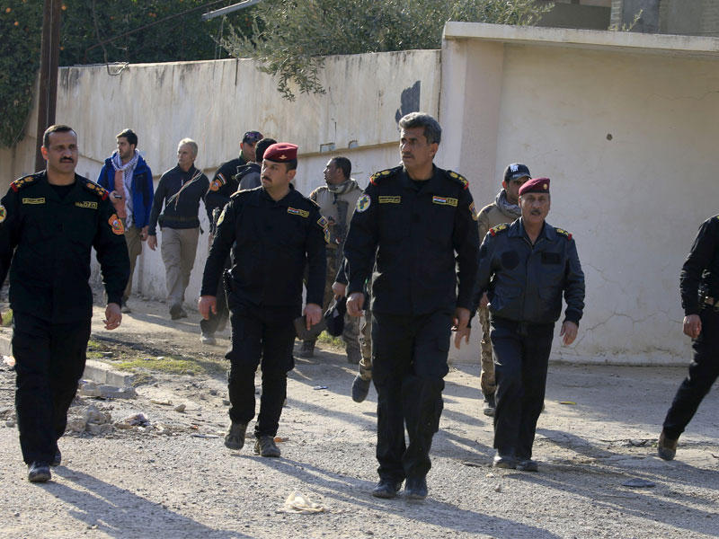 ضباط في حي الزهور أثناء معركة مع داعش في الموصل