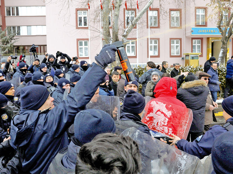 احتكاك بين قوى الأمن ومتظاهرين ضد إقرار التعديلات الدستورية قرب مقر البرلمان في أنقرة أمس (رويترز)