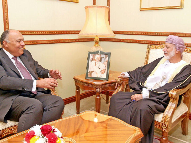 وزير الخارجية العماني يوسف بن علوي مستقبلاً نظيره المصري سامح شكري في مسقط أمسt(أ ف ب)