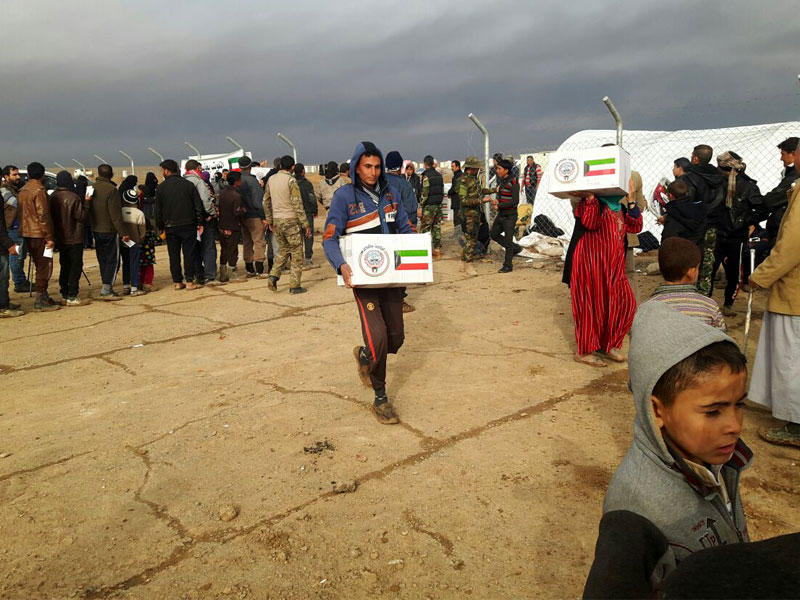 جانب من توزيع المساعدات على النازحين العراقيينn