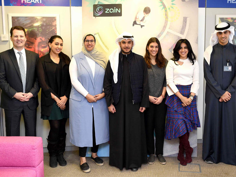 بدر الخرافي وسكوت جيجنهايمر مع أصحاب المواهب الذين تم اختيارهم 