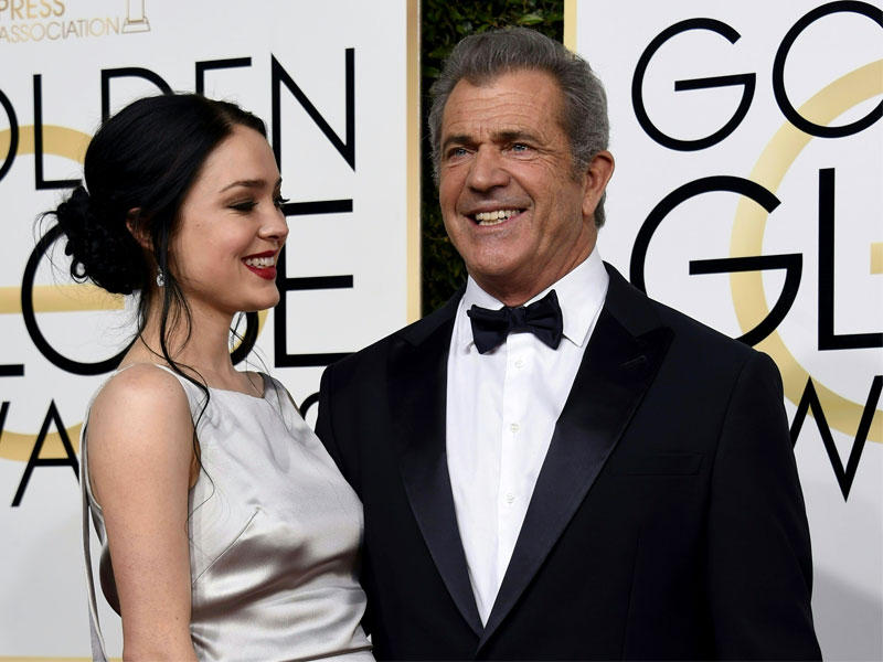 ميل جيبسون وروزاليند روس يصل في حفل توزيع جوائز غولدن غلوب 74  السنوية