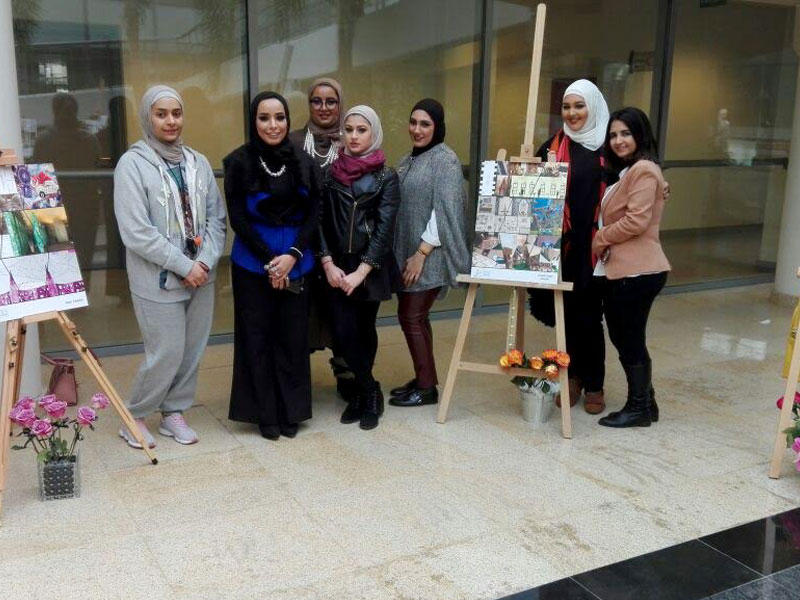 جانب من الطالبات في المعرض