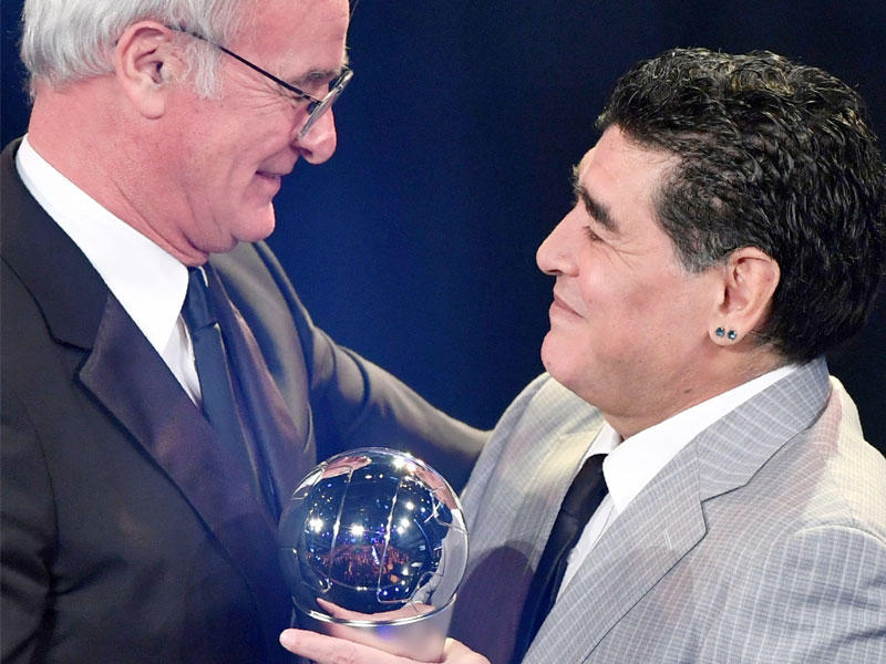 مارادونا يسلم رانييري جائزة أفضل مدرب