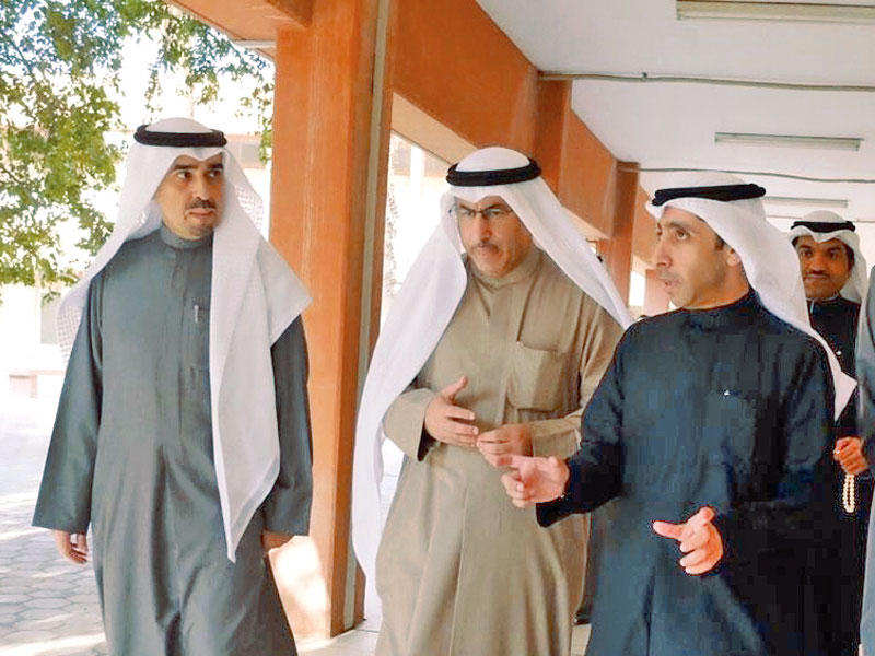 الفارس خلال جولته على المعهد العالي للفنون الموسيقية أمس