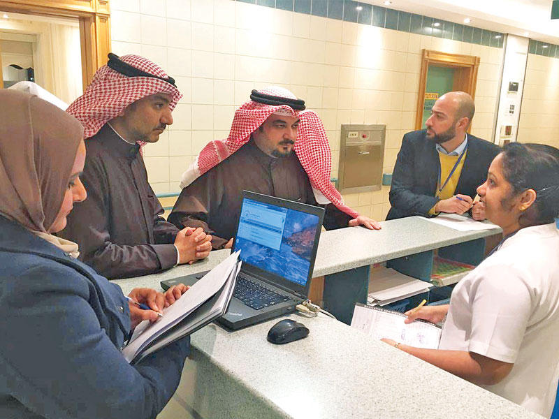 عبدالهادي خلال تفقد الإجراءات في أحد المستشفيات