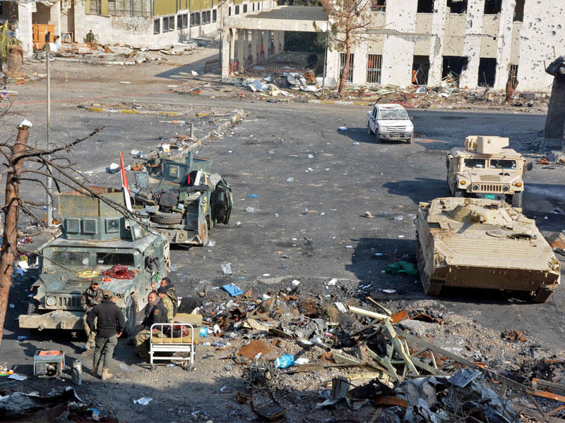 جنود عراقيون في شرق الموصل أمس الأولt(أ ف ب)