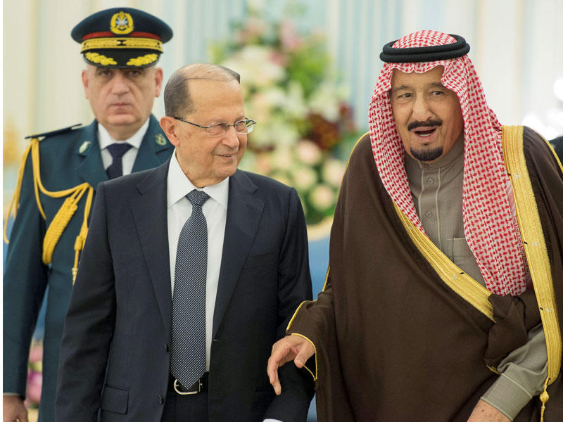 الملك سلمان مستقبلا الرئيس عون في الرياض أمس ( رويترز)