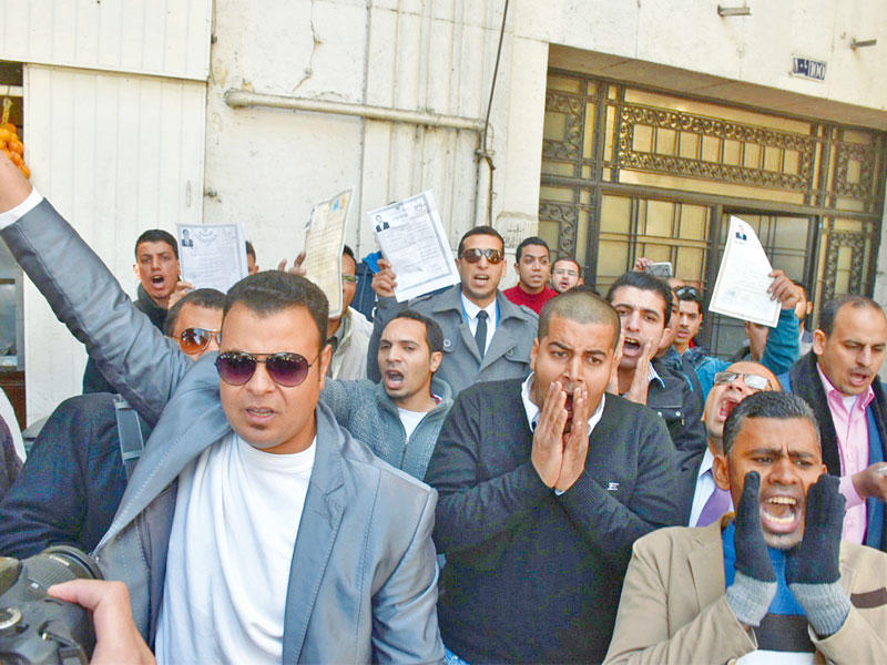 وقفة احتجاجية لحملة ماجستير ودكتوراه أمام مقر مجلس الوزراء للمطالبة بحقهم القانوني في التعيين أمس (الجريدة)