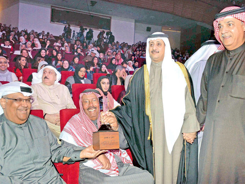 اليوحة والدويش يكرمان الحديبي وإلى جانبه شعيل (تصوير جورج ريجي)