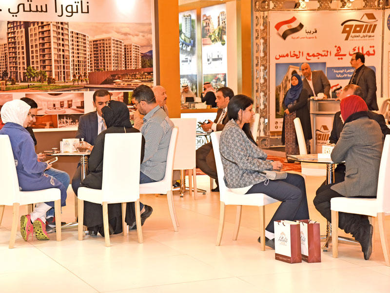 مشاركون في المعرض