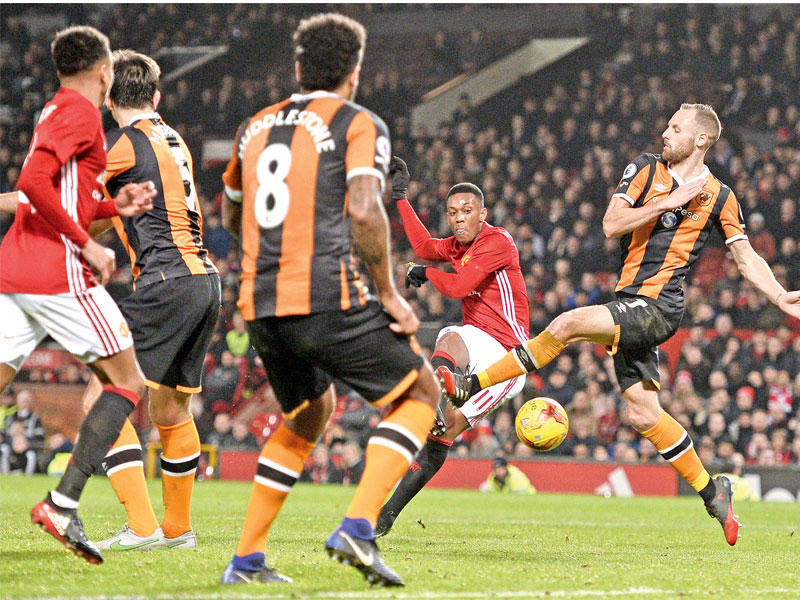 مارسيال نجم مان يونايتد في محاولة أمام مرمى هال سيتي