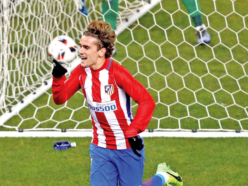 النجم الفرنسي غريزمان يحتفل بهدفه