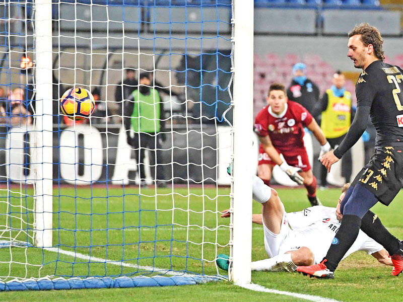 غابياديني نجم نابولي يحرز هدفه