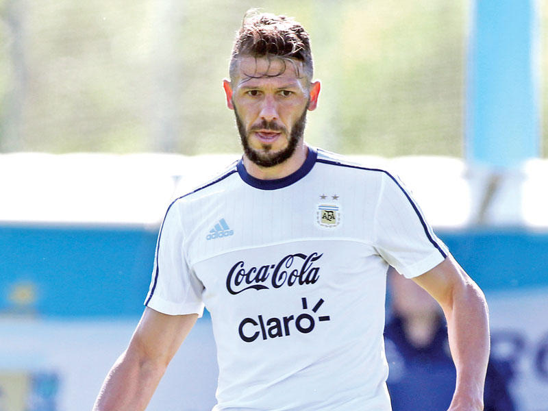  لاعب الوسط الأرجنتيني مارتن ديميكيليس 