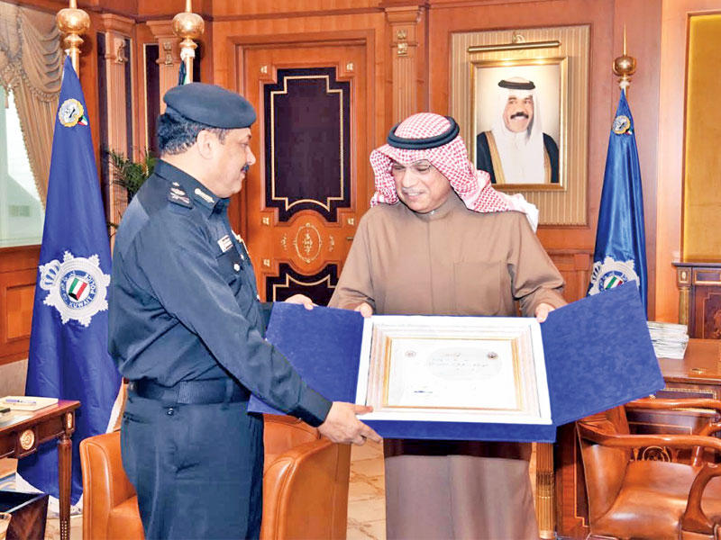 الجراح مكرماً بوصليب