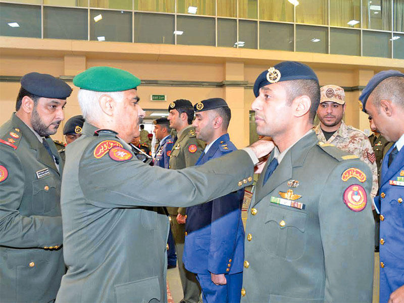 الخضر مقلداً أحد الضباط رتبته الجديدة