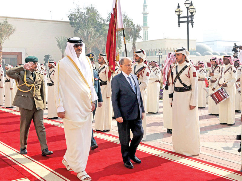 الشيخ تميم مستقبلا عون لدى وصوله إلى الدوحة أمس (دالاتي ونهرا)n