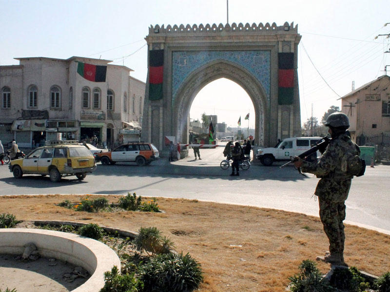 جندي في الجيش الوطني الأفغاني يقف حارسا بالقرب من مبنى منزل محافظ ضيف قندهار حيث انفجار قنبلة قتل المسؤولين الحكوميين والدبلوماسيين من دولة الإمارات