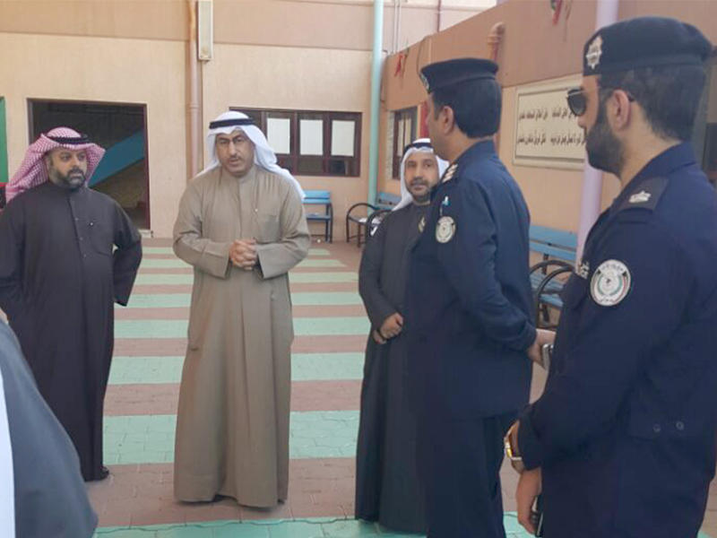  وزير التربية وزير التعليم العالي، د. محمد الفارس اثناء تفقدة ثانويتي لطيفة الفارس وفرحان الخالد