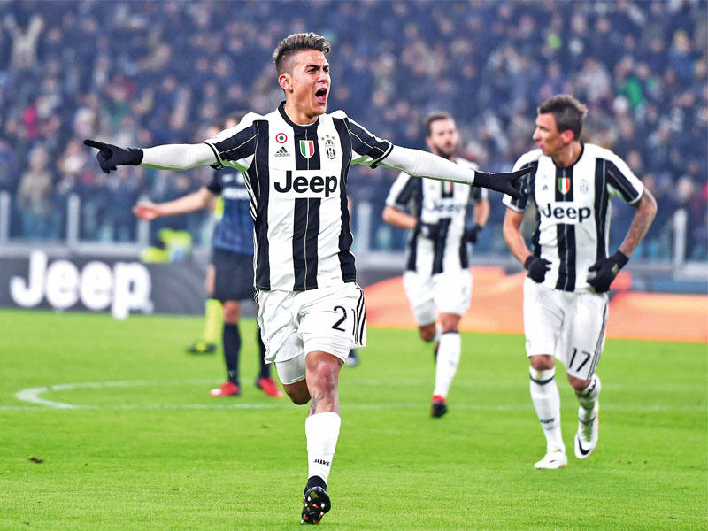 ديبالا نجم يوفنتوس يحتفل بهدفه في مرمى أتالانتا