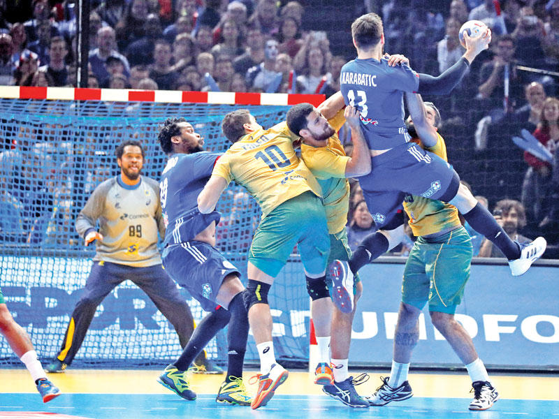 الفرنسي كاراباتيتش في محاولة أمام مرمى البرازيل