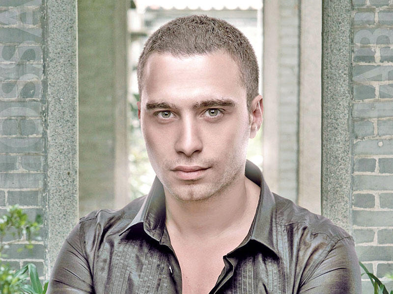 الفنان المصري حسام حبيب