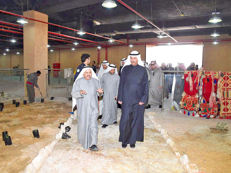 الأثري وشرار أثناء الجولة في القرية التراثية