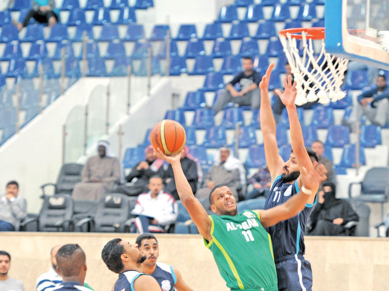 صراع تحت السلة في لقاء العربي واليرموك ( تصوير عثمان الشعيب)