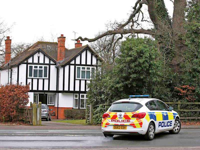 الشرطة البريطانية أمام منزل ستيل بمدينة واكنغهام أمس t(رويترز)
