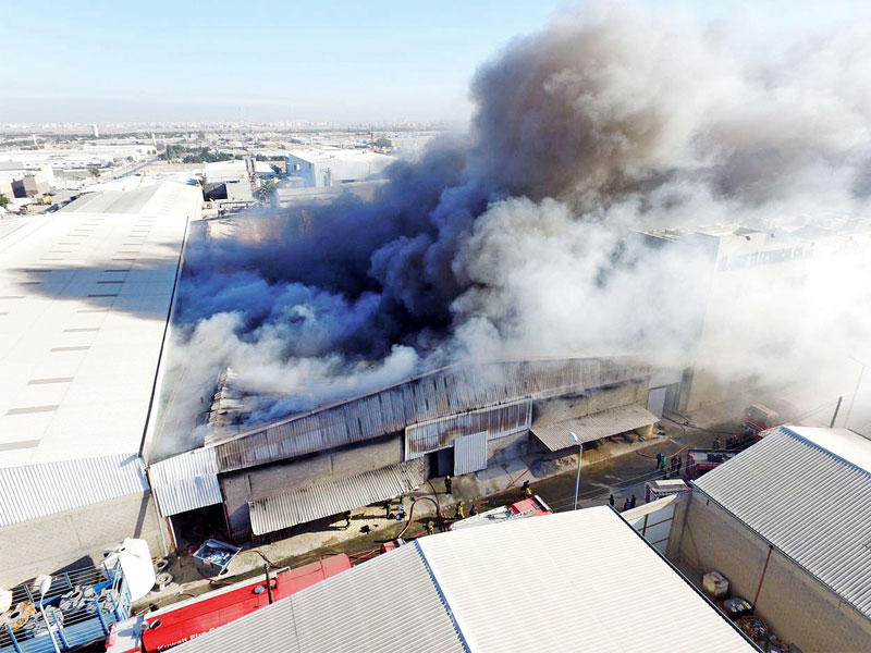 أعمدة الدخان تتصاعد من موقع الحريق 