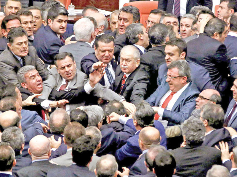 جانب من العراك بين النواب الأتراك مساء أمس الأول (أ ف ب)