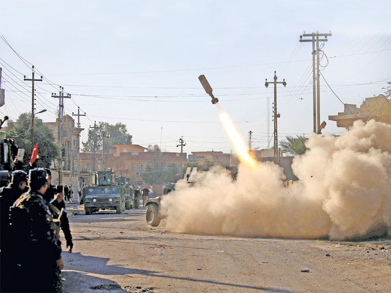 القوات العراقية تطلق قاذفة بإتجاه عناصر لتنظيم داعش في حي سومر أمس       (رويترز)