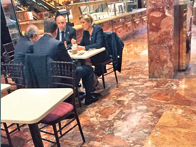 صورة تناقلتها وسائل الإعلام الدولية لرئيسة حزب «الجبهة الوطنية» اليميني المتطرف في ترامب تاور بنيويورك أمس 