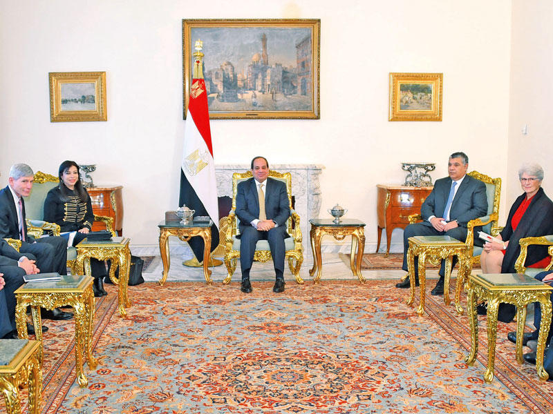 السيسي مستقبلا وفد مجلس أعمال الأمن القومي الأميركي بالقاهرة أمس (الرئاسة المصرية)