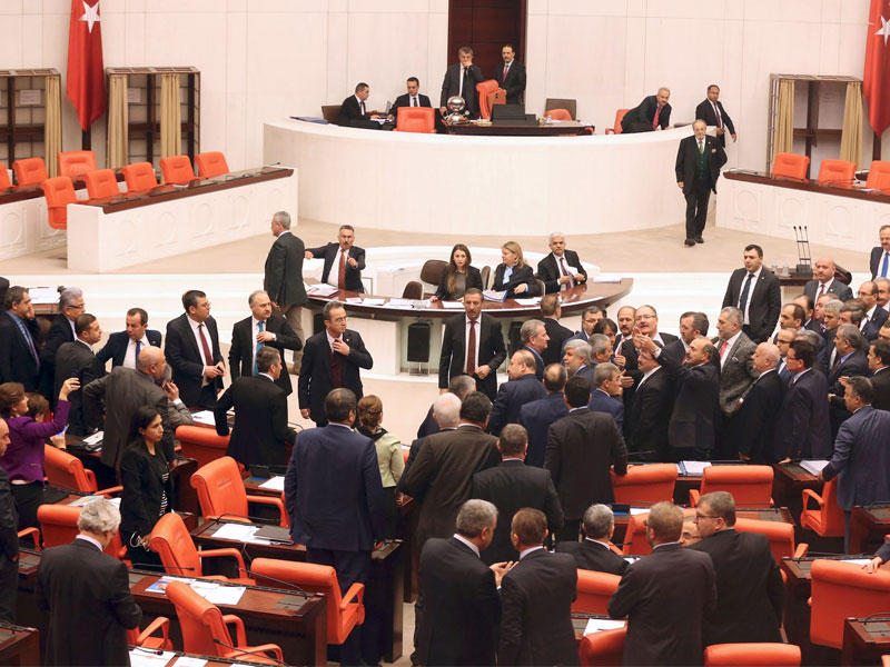 جانب من العراك بين النواب الأتراك مساء أمس الأول (أ ف ب)