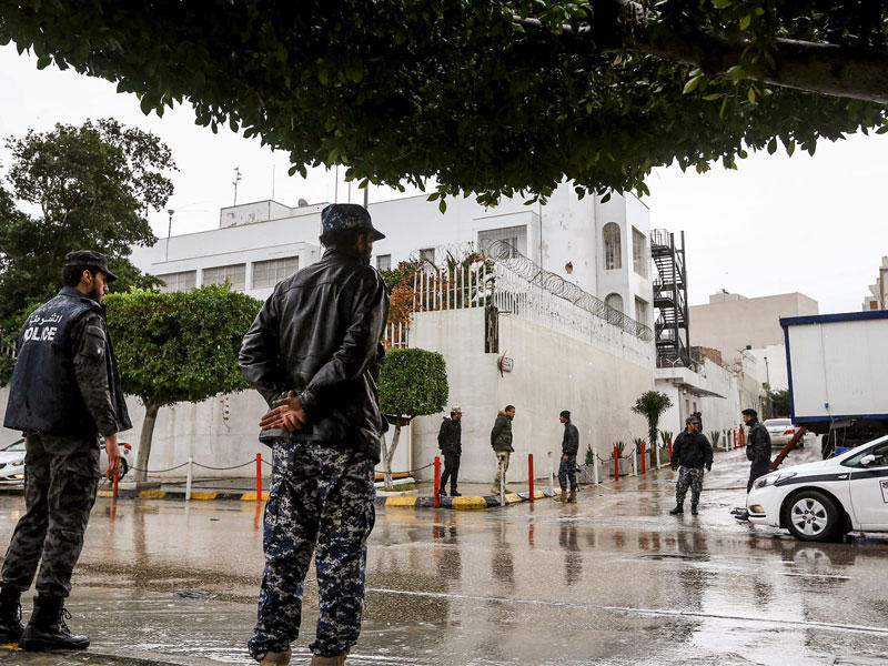 قوات الأمن الليبية تقف حارس خارج السفارة الإيطالية الذي أعيد افتتاحه واستأنفت العمل بها، في العاصمة طرابلس.