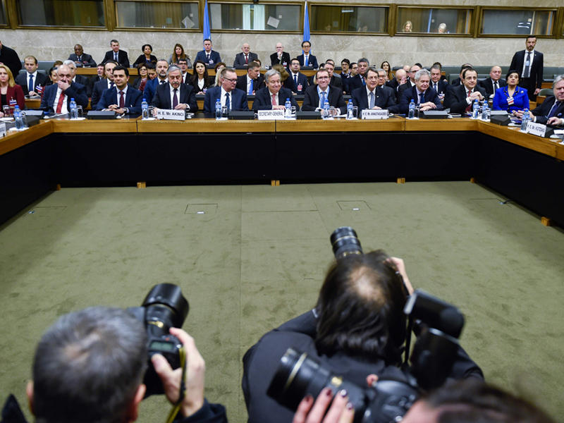  جانب من محادثات السلام حول قبرص في مكاتب الأمم المتحدة في جنيف بحضور الأمين العام الجديد للامم المتحدة انطونيو غوتيريس ووزراء خارجية ما يسمى القوى الضامنة لقبرص بريطانيا واليونان وتركيا بهدف انهاء عقود من الجمود في قبرص المقسمة.